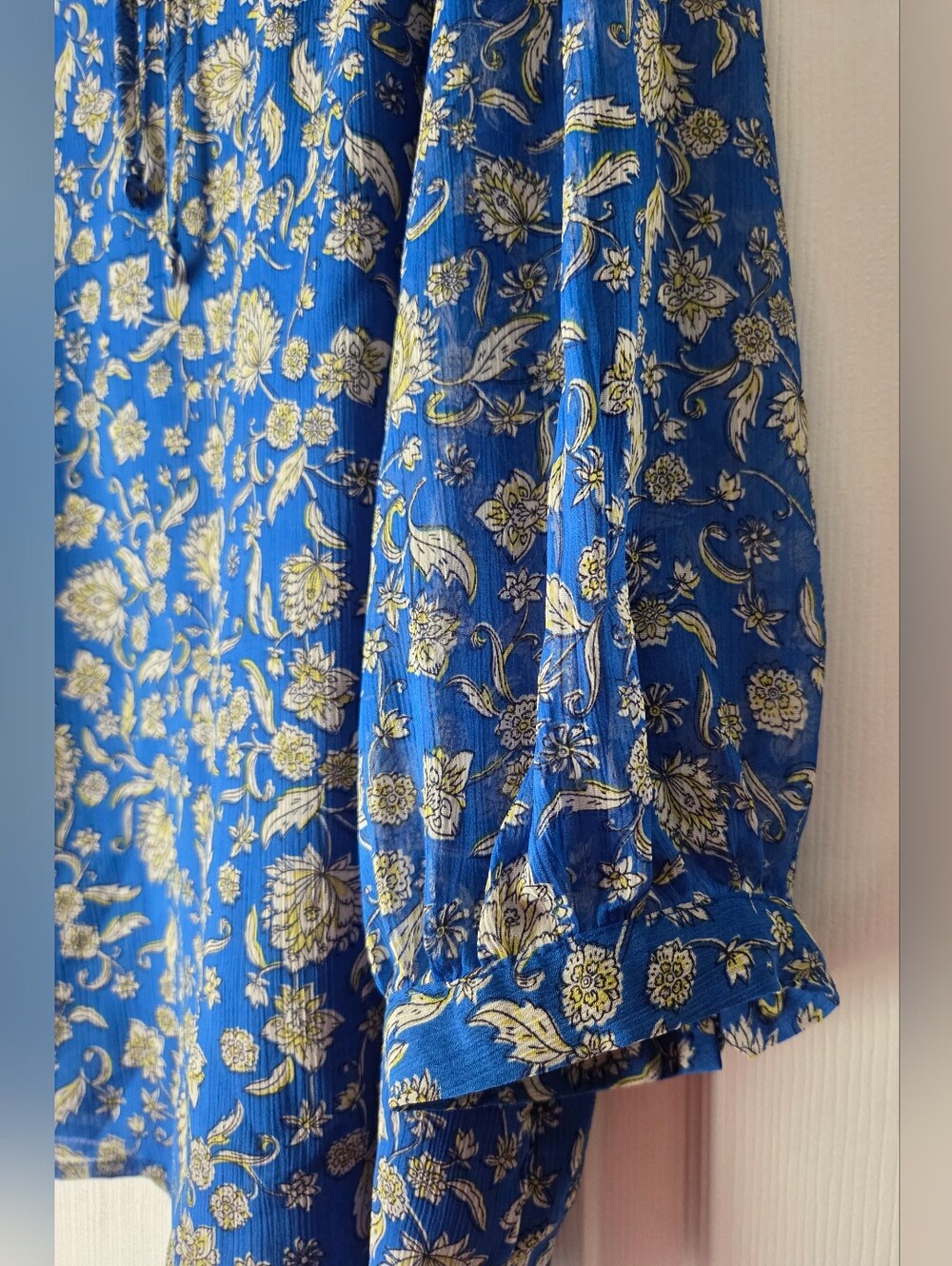 Vince Camuto Blue Floral Tie-Neck Blouse Size M - Picture 4 of 10